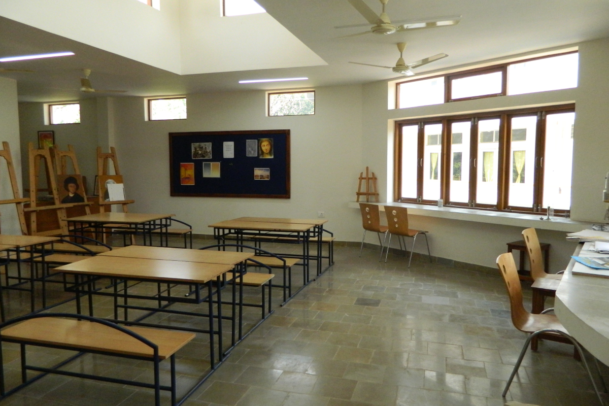 Partial view of an empty classroom, modern, clean and well-ventilated.